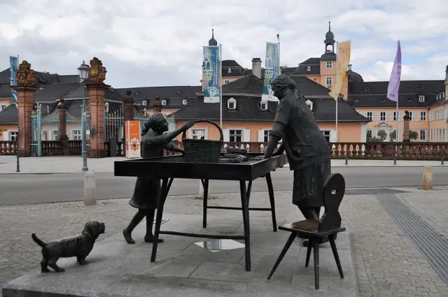 Figurengruppe Spargelfrau von Franz W. Müller-Steinfurth vor Schloss Schwetzingen