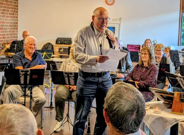 Der Organisator der Reihe "Jazz und Lyrik" im QZ-MGH, Werner Philipp gibt Infos zu "Lehrer, die wir hatten" | Foto: QZ-MGH