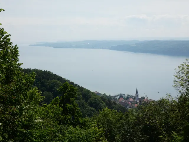 Vom Ende des  Biergartens der Blick hinunter nach Sipplingen - dort wollen wir hinunter.  | Foto: sigischlottke