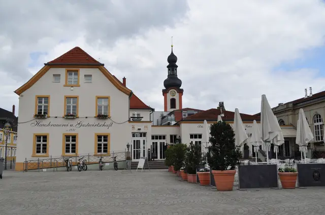 Blick auf den Schlossplatz Schwetzingen mit Verwaltungs- und Magazingebäude der Brauerei Zum Zähringer Löwen