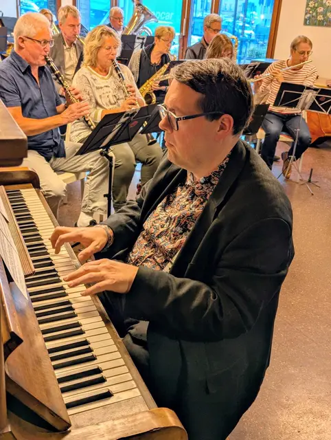 Der Dirigent und und Komponist, Andrea Benz begleitet am Klavier | Foto: QZ-MGH