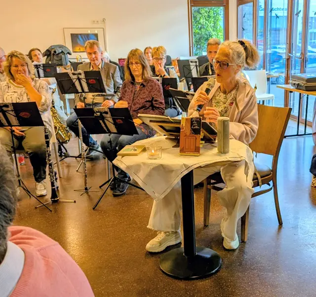 Die Rezitatorin Katja Bönninghoff, im Hintergrund Musiker des Orchesters | Foto: QZ-MGH