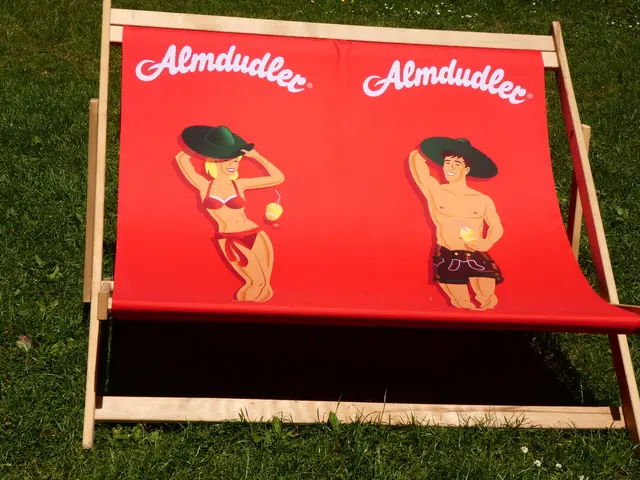 Diese witzigen Liegestühle laden im Biergarten zum Entspannen ein.  | Foto: sigischlottke