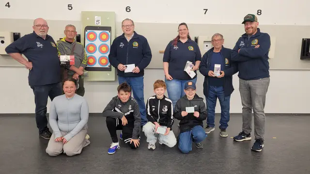 Gewinner des Blasrohr-Glücksschießens, Werner Ruf (hinten, 3. von links) | Foto: Heike Donges
