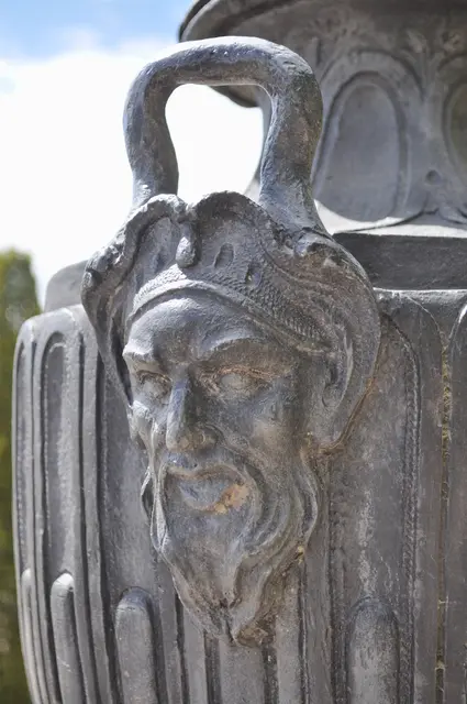 Schlosspark Schwetzingen Detail an einer Gartenvase