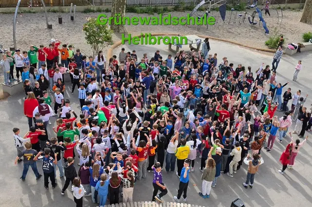 300 GrünewaldschülerInnen und Grüni-Lehrkräfte im Trikot ihres Lieblingsvereins. | Foto: Vera Wolf