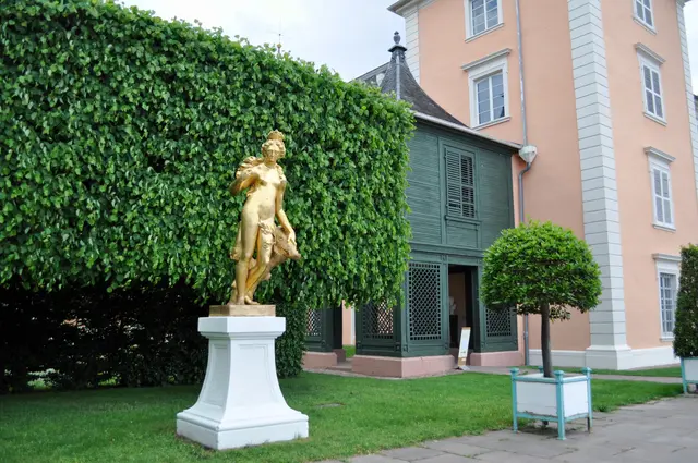 Schlosspark Schwetzingen, Statue mit Holzpavillon