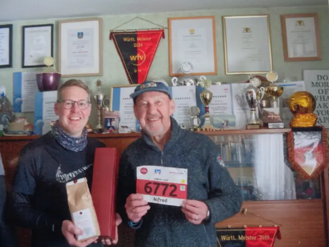 Leichtathletik-Abteilungsleiter Hannes Eberenz (li.) vom TV Flein ehrt Alfred Kulka für seinen 3. Platz beim 10km-Trolli-Lauf in der Altersklasse Ü75 | Foto: Alfred Kulka