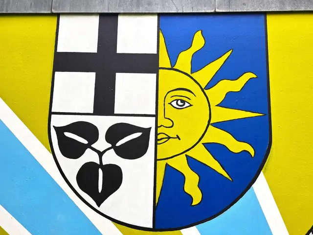Das Wappen des Heilbronner Stadtteils Sontheim: 
Ein geteiltes und gespaltenes Schild, links oben ein schwarzes Kreuz (Deutscher Orden), darunter drei Lindenblätter (Wappen des Deutschmeisters Dietrich von Clee) und rechts eine halbe Sonne, sie nimmt auf den Ortsnamen Bezug.   | Foto: Heidrun Rosenberger