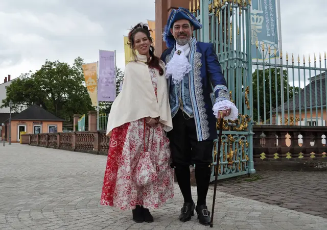 Historisch gekleidete Gästeführer vor dem Schlosseingang Schwetzingen
