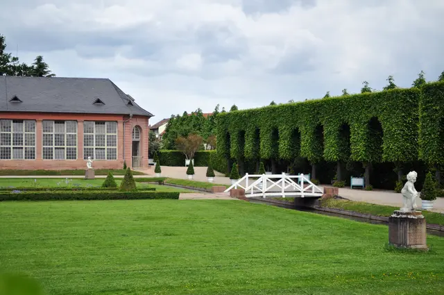 Schlosspark Schwetzingen. Teil der Orangerie mit Orangeriegarten und Kanal. Seitlich sieht man die Arkadenallee
