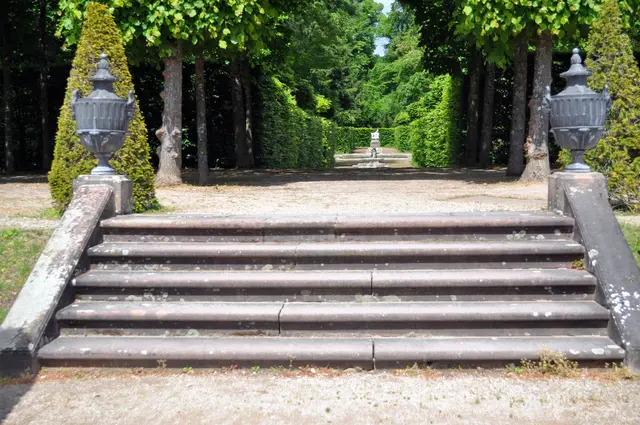 Schloss Schwetzingen Blick in eine der Gartengänge