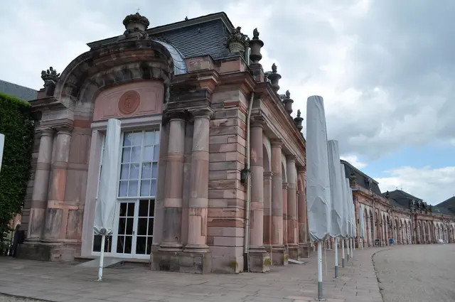 Blick auf den nördlichen Zirkelbau mit dem östlichen Eckpavillon
