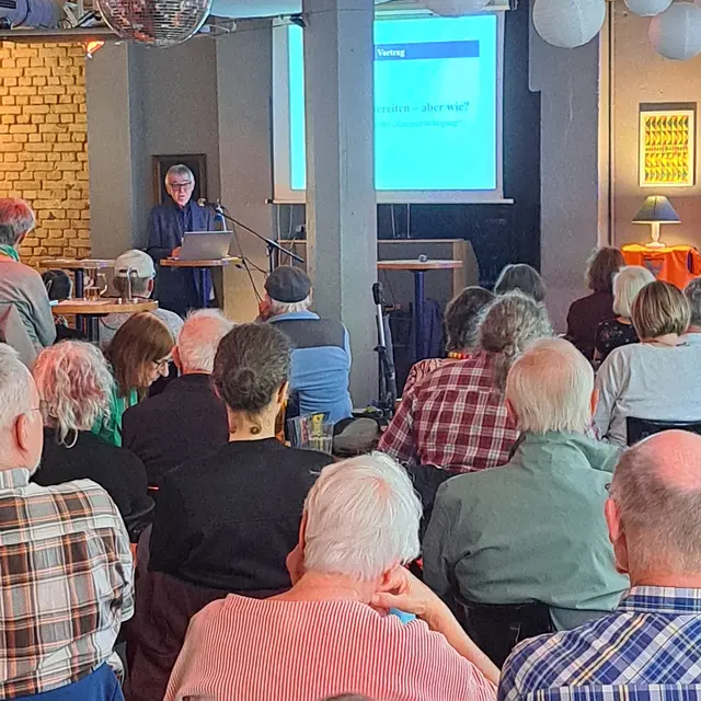 Referent Dr. Klippert in der Zigarre beim Heilbronner Friedensrat
 | Foto: Heilbronner Friedensrat
