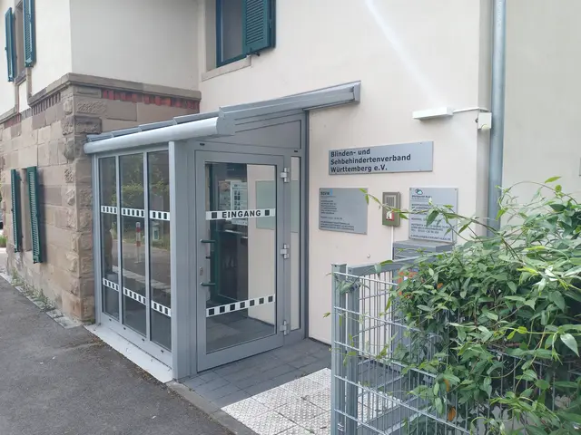 Eingangsbereich Beratungshäusle mit Kontaktinfos zum Verein und zur Beratungsstelle von Blickpunkt Auge | Foto: Martin Haug