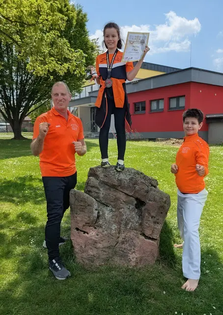 (von links) Dojoleiter Matthias Schäfer mit den beiden Wettkämpfern Maya Papp und Luka Colakovic | Foto: Karateverein Eppingen