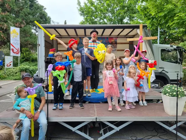 Ev. Hoffnungsgemeinde Brackenheim: Clown Benji Wiebe begeisterte beim Gemeindegründungsfest die Kinder vor allem auch durch seine besonderen Luftballon-Künste. | Foto: Jochen Baral