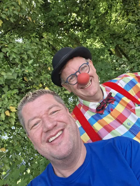 Ev. Hoffnungsgemeinde Brackenheim: Der Clown und Luftballonkünstler Benji Wiebe und Ulli Baral von Los Trommlos bereicherten den Festtag am 10. Mai 2026 mit verschiedenen Vorführungen ganz zur Freude der kleinen und großen Gäste.  | Foto: Ulli Baral