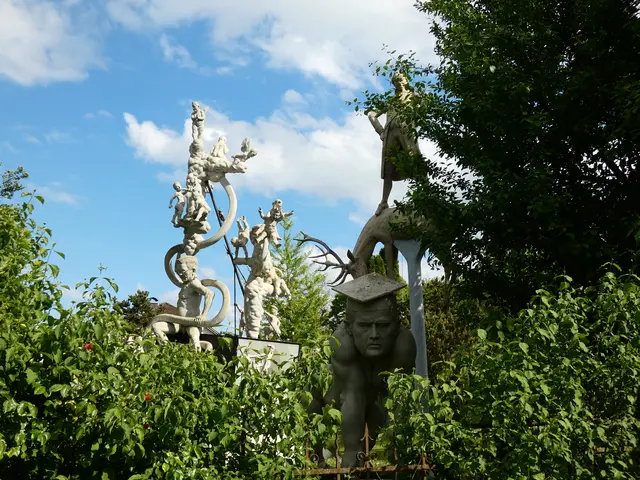 Etwas verborgen rechts hinter den Ästen ist ein Teil der Skulptur "Hölderlin im Kreisverkehr" zu sehen. Sie stellt Herzog Carl Eugen auf einem erlegten Hirschen dar. 
Davor ein Teil des "Schelmenbaum" in Emmendingen. | Foto: sigischlottke