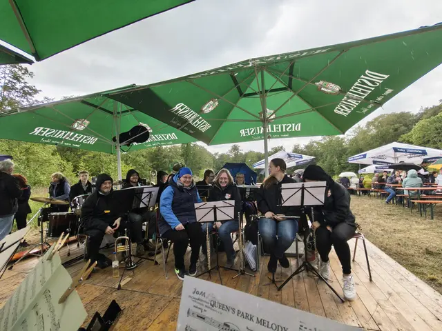 Das Orchester und die Zuhörenden kämpfen gegen das Wetter | Foto: Stefan Seiz