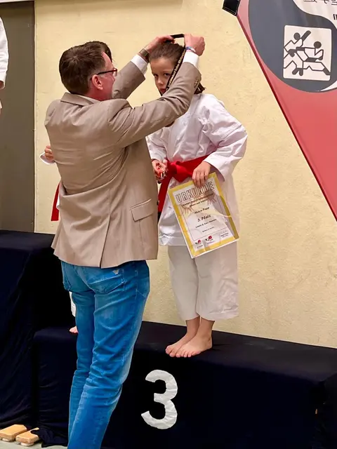 Maya Papp nimmt ihre Bronzemedaille entgegen | Foto: Karateverein Eppingen