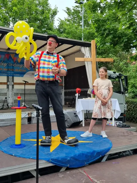 Ev. Hoffnungsgemeinde Brackenheim: Clown Benji Wiebe begeisterte beim Gemeindegründungsfest die Kinder vor allem auch durch seine besonderen Luftballon-Künste. | Foto: Jochen Baral