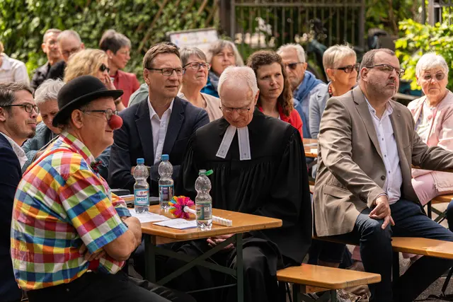 Beim Open-Air-Festgottesdienst am 10. Mai 2026 zum Gründungsfest der Ev. Hoffnungsgemeinde Brackenheim beteiligten sich viele. | Foto: Jochen Buddrick