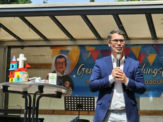 Stefan Kuhn als Geschäftsführer von Aktion Hoffnungsland gGmbH, dem Bildungs- und Sozialwerk der Apis, moderierte die Grußworte beim Gründungsfest der Ev. Hoffnungsgemeinde Brackenheim als Gemeinschaftsgemeinde der Apis. | Foto: Helga El-Kothany