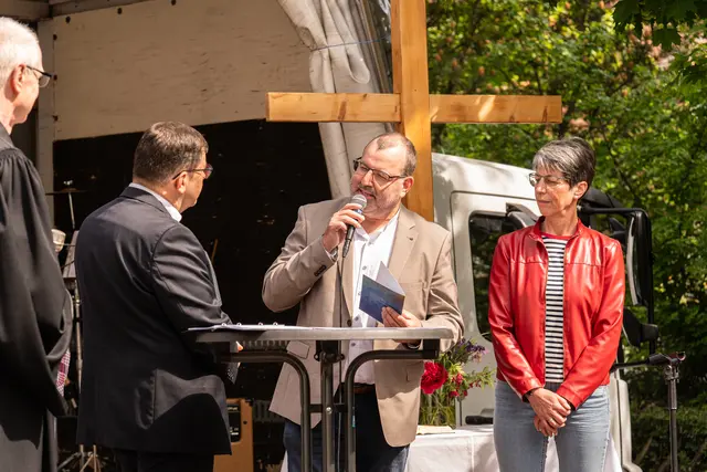 Bei seiner Einsetzung von Gemeinschaftspastor Jochen Baral sprechen Matthias Hanßmann und Martina Wolff als Zeugen ein Bibelwort zu und freuen sich mit über diesen Schritt der Gemeindegründung der Ev. Hoffnungsgemeinde Brackenheim als Gemeinschaftsgemeinde der Apis. | Foto: Jochen Buddrick