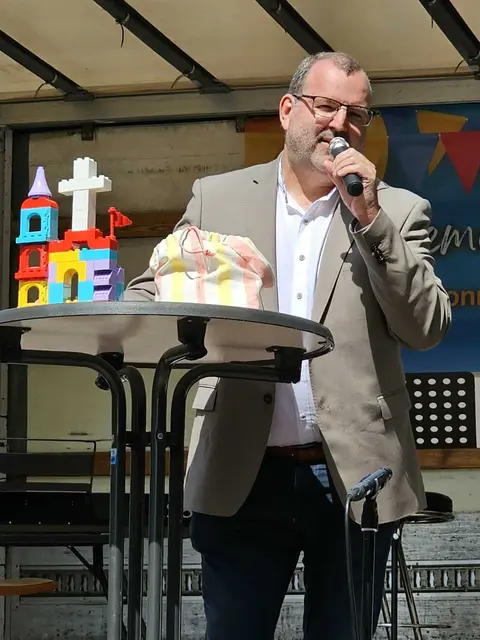 Ev. Hoffnungsgemeinde Brackenheim: Pfarrer Matthias Hanßmann, 1. Vorsitzender der Apis, Ev. Gemeinschaftsverband Württemberg e.V., erinnerte in seinem Grußwort humorvoll an die stressige Schwangerschaft, die Wehen der Landeskirche bis hin zur glücklichen Geburt. Nun sei einfach nur Wonne! | Foto: Helga El-Kothany