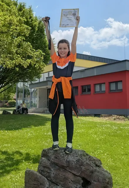 Maya Papp zeigt stolz und freudestrahlend ihre Urkunde und die Bronzemedaille | Foto: Karateverein Eppingen