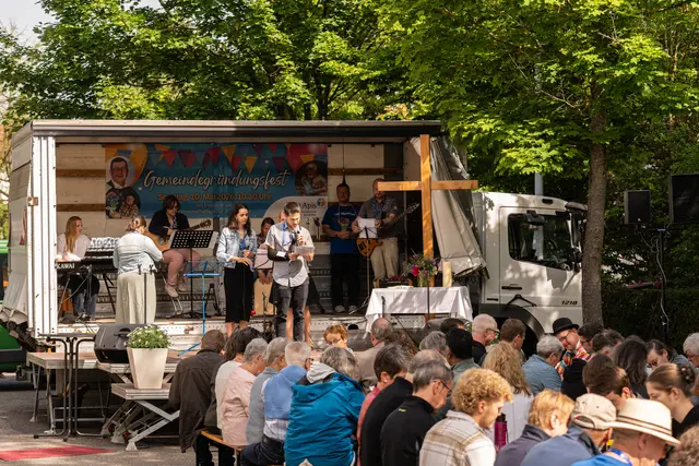 Christian Fleischmann, Vorsitzender der Gemeindeleitung, moderierte am 10. Mai 2026 den Festgottesdienst zur Gründung der Ev. Hoffnungsgemeinde Brackenheim als Gemeinschaftsgemeinde der Apis.  | Foto: Jochen Buddrick
