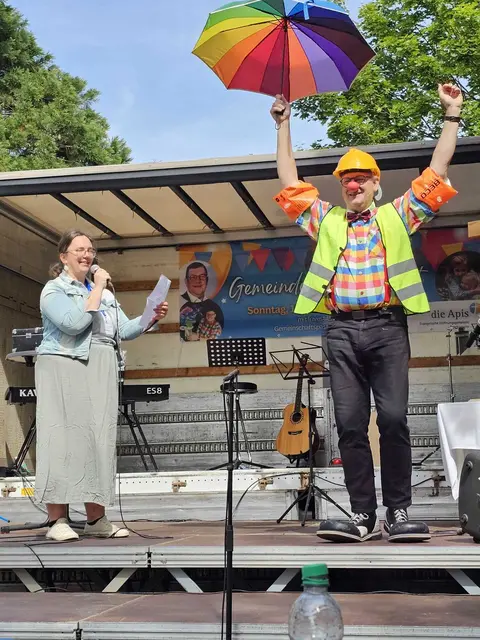 Clown Benji Wiebe verdeutlicht mit seinem Anspiel vor der Predigt beim Festgottesdienst der neuen Ev. Hoffnungsgemeinde Brackenheim, dass Gott einen als liebender Vater im sorgenvollen Leben begleitet und sich um einen kümmert. | Foto: Helga El-Kothany
