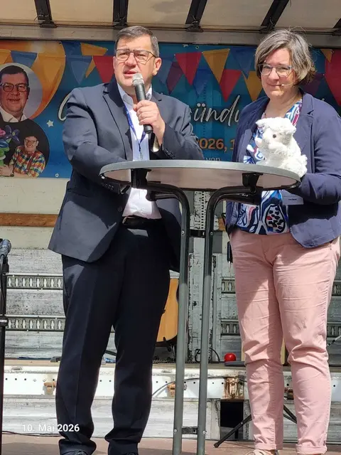 Jochen Baral als neuer Gemeinschaftspastor hält im Dialog mit dem Schaf "Flauschi", von Eva Baral gespielt, die Festpredigt des Familiengottesdienstes zur Gründung der Ev. Hoffnungsgemeinde Brackenheim. | Foto: Jochen Buddrick