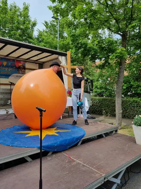 Ev. Hoffnungsgemeinde Brackenheim: Clown Benji Wiebe begeisterte beim Gemeindegründungsfest die Kinder vor allem auch durch seine besonderen Luftballon-Künste. | Foto: Jochen Baral