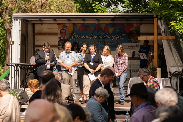 Zur Gründung der Ev. Hoffnungsgemeinde Brackenheim betete der Leitungskreis der Gemeinde im Festgottesdienst am 10. Mai 2026. | Foto: Jochen Buddrick