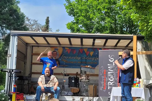 Ev. Hoffnungsgemeinde Brackenheim: Ulli Baral (Los Trommlos) brachte mit Simon einen Trommelgruß zum Gemeindefest mit. Seit 10 Jahren ist er immer wieder am Start und erfreut durch seine Auftritte und Workshops in der Stadt Brackenheim die Zuhörer. | Foto: Helga El-Kothany