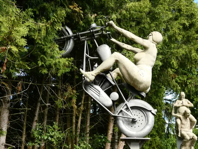 Diese Skulptur ist in Calw/Hirsau zu finden "Himmelfahrt der Rockerbraut" als Teil der "Drei Zeitzeugen" | Foto: sigischlottke