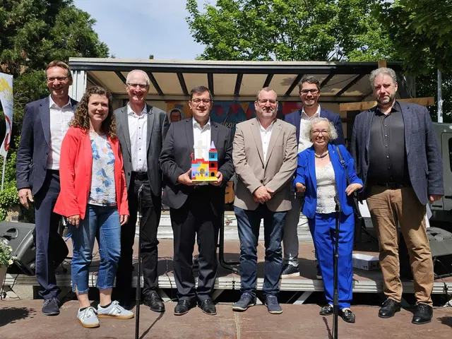 Ein wundervoller Tag mit herrlichem Wetter erlebten viele Gäste beim Gemeindegründungsfest der Apis in Brackenheim. Mit einem fröhlichen Open-Air-Festgottesdienst mit vielen Grüßen von Stadt und Kirche wurde Jochen Baral als Gemeinschaftspastor der neuen "Ev. Hoffnungsgemeinde Brackenheim" (Gemeinschaftsgemeinde der Apis) von Dekan Christoph Baisch feierlich eingesetzt. | Foto: Helga El-Kothany