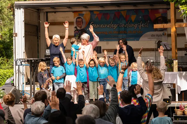 Der Naturkindergarten Hoffnungsland Brackenheim beteiligt sich beim Festgottesdienst zur Gemeindegründung der Ev. Hoffnungsgemeinde Brackenheim mit dem Lied "Gottes Liebe ist so wunderbar." | Foto: Jochen Buddrick