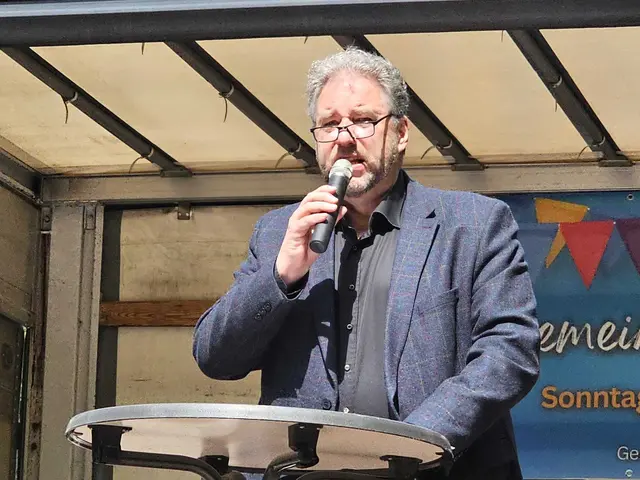 Ev. Hoffnungsgemeinde Brackenheim: Pfarrer Carsten Waiß als Vertreter der Ev. Kirchengemeinde Brackenheim-Dürrenzimmern wies bei seinem Grußwort auf die Geschichte der Altpietisten hin, für ihn seien sie „geistliche Schwergewichte”. | Foto: Helga El-Kothany