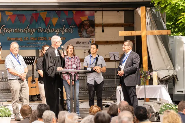 Dekan Christoph Baisch aus Heilbronn setzte Jochen Baral in sein neues Amt als Gemeinschaftspastor der Ev. Hoffnungsgemeinde Brackenheim ein. Ebenso überbrachte er der Gemeindeleitung von Ernst-Wilhelm Gohl, dem Landesbischof der Evangelischen Landeskirche in Württemberg, zur Gründung der Gemeinschaftsgemeinde der Apis als Teil der Ev. Landeskirche, die besten Segenswünsche. | Foto: Jochen Buddrick