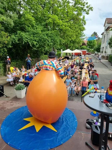 Ev. Hoffnungsgemeinde Brackenheim: Clown Benji Wiebe begeisterte beim Gemeindegründungsfest die Kinder vor allem auch durch seine besonderen Luftballon-Künste. | Foto: Jochen Baral