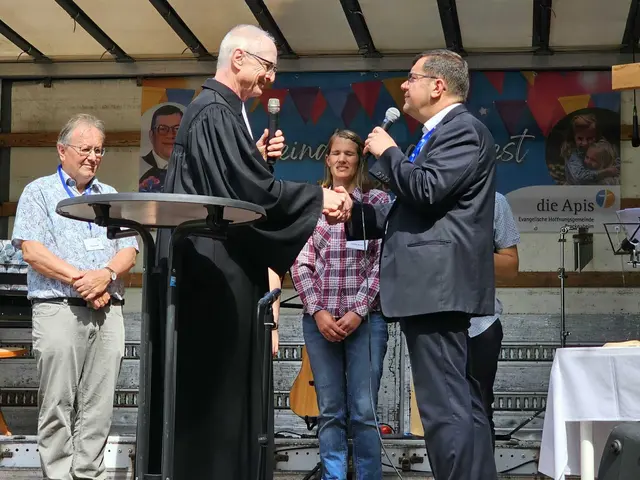 Dekan Christoph Baisch aus Heilbronn setzt Jochen Baral in sein neues Amt als Gemeinschaftspastor der Ev. Hoffnungsgemeinde Brackenheim ein beim Festgottesdienst am 10. Mai 2026. | Foto: Helga El-Kothany