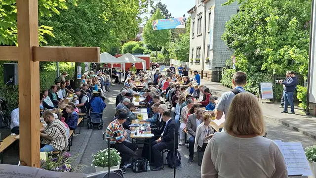 Viele Gäste aus nah und fern feierten am 10. Mai 2026 mit beim Festgottesdienst zur Gründung der Ev. Hoffnungsgemeinde Brackenheim als neue Gemeinschaftsgemeinde der Apis. | Foto: Ulli Baral