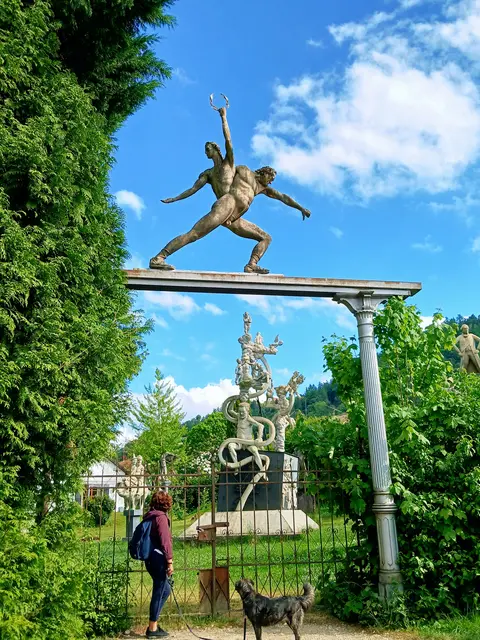 Im Garten ist die Skulptur "Schwäbischer Laokoon" zu sehen. Das Original steht in Stuttgart zum Bahnprojekt Stuttgart 21. Winfried Kretschmann ringt mit einem schlangenförmigen ICE..
Bei dem Mann oben auf dem Tor handelt es sich um die Darstellung von Hölderlin als Zentaur und gehört zu "Hölderlin im Kreisverkehr ".  | Foto: sigischlottke
