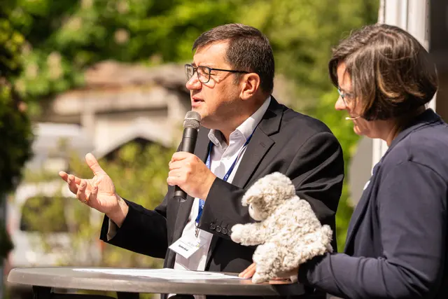Jochen Baral als neuer Gemeinschaftspastor hält im Dialog mit dem Schaf "Flauschi", von Eva Baral gespielt, die Festpredigt des Familiengottesdienstes zur Gründung der Ev. Hoffnungsgemeinde Brackenheim. | Foto: Jochen Buddrick