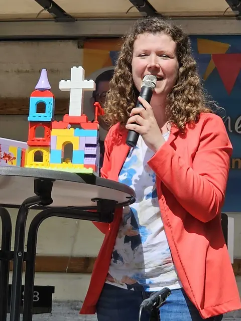 Ev. Hoffnungsgemeinde Brackenheim: Pfarrerin Stephanie Kings, Vorsitzende der Ev. Allianz der Gesamtstadt Brackenheim, hat zum Gruß als Geschenk eine knallbunte Legokirche mitgebracht als Zeichen für die verschiedenen Gemeinden, die auf vielfältige Weise an Gottes Haus mitbauen.  | Foto: Helga El-Kothany