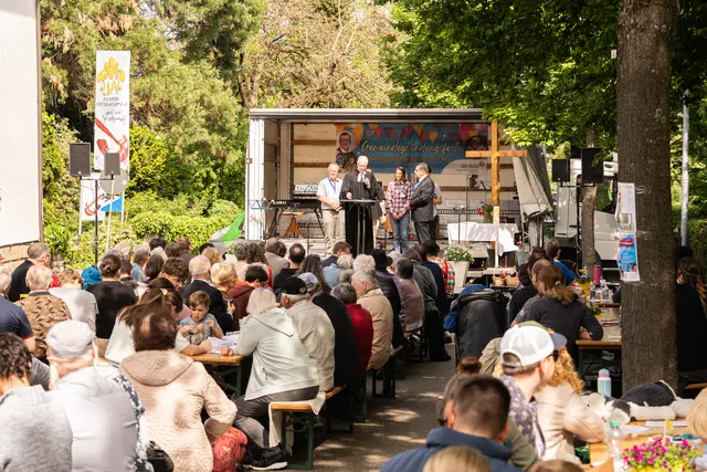 Dekan Christoph Baisch aus Heilbronn setzt Jochen Baral in sein neues Amt als Gemeinschaftspastor der Ev. Hoffnungsgemeinde Brackenheim ein beim Festgottesdienst am 10. Mai 2026. | Foto: Jochen Buddrick