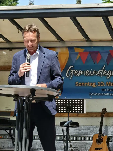 Bürgermeister Thomas Csaszar aus Brackenheim brachte in seinem Grußwort beim Gründungsfest der Ev. Hoffnungsgemeinde Brackenheim seinen Dank für die gute Zusammenarbeit zum Ausdruck. | Foto: Helga El-Kothany